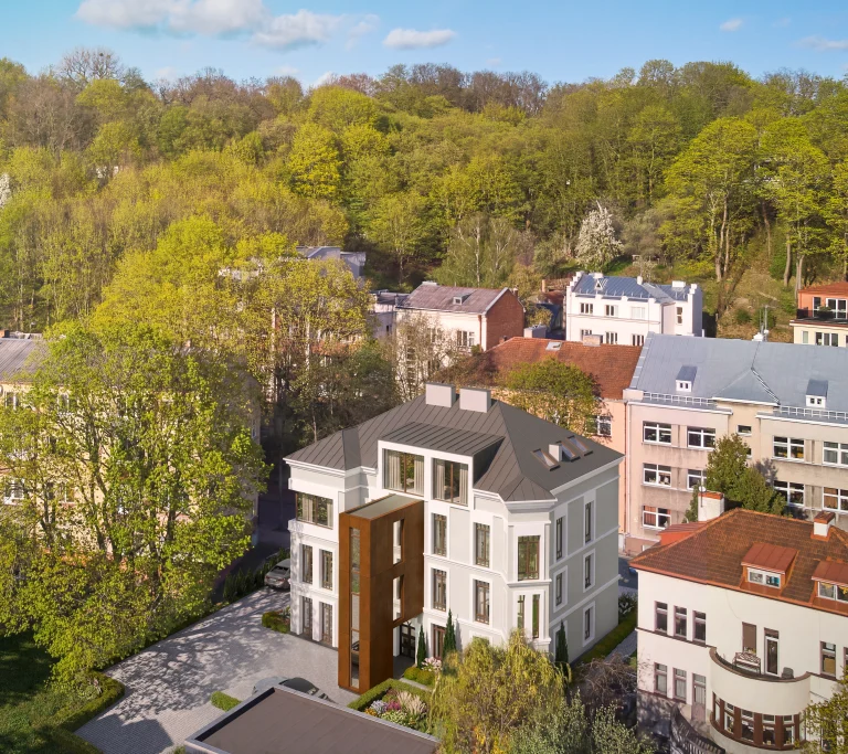 Centro Vila iš paukščio skrydžio, apsupta žalumos Kauno centre