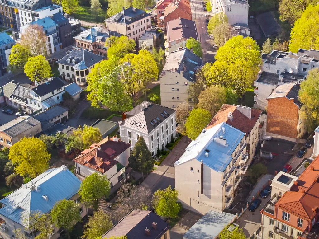 Centro Vila iš paukščio skrydžio tarp žalių medžių ir gretimų namų